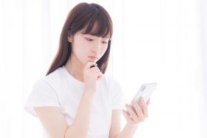 スマホを見る女性