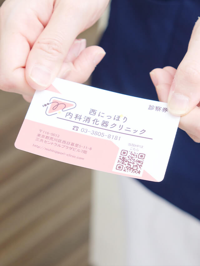 診察券を渡す様子